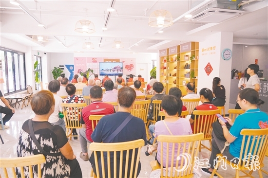 新就業(yè)群體、社區(qū)居民、黨員志愿者一同觀看閱兵儀式。