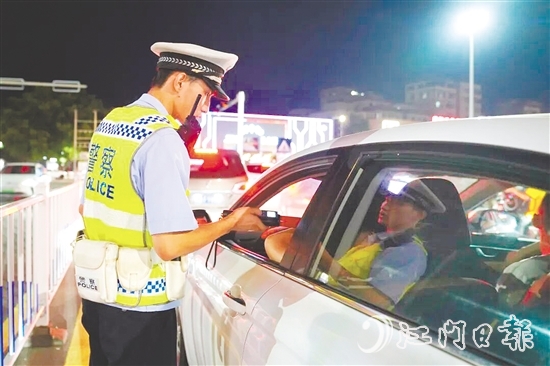 在重點路段、重要路口，鶴山市公安局科學布設臨時卡點，對過往車輛實施精準盤查。