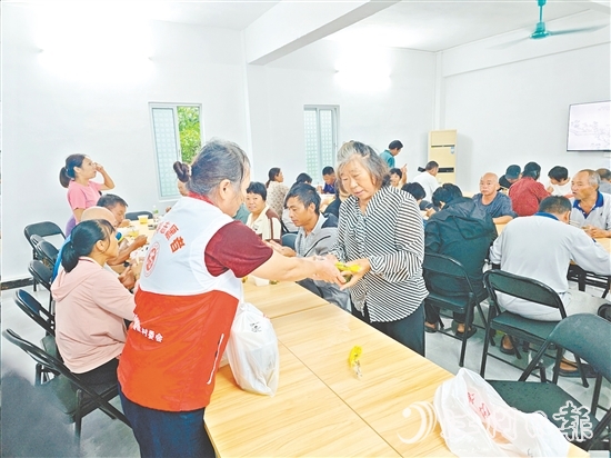 養(yǎng)殖戶在村委會(huì)辦公樓內(nèi)吃上熱飯。