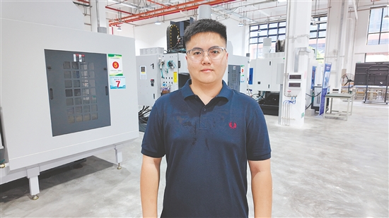 恩平市職業(yè)技術(shù)教育中心機(jī)械專業(yè)部教師禤杰輝