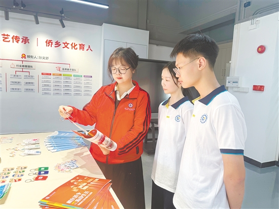 傅穎琪（左）和學(xué)生交流。