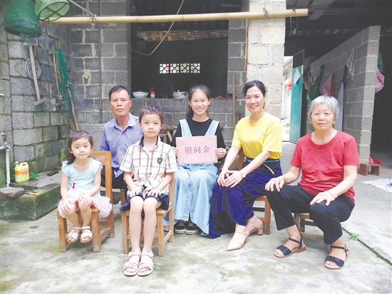 支教期間的岑轉(zhuǎn)娣（右2）。