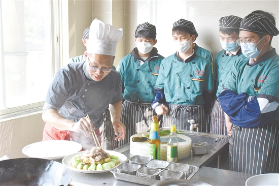 羅國永指導(dǎo)學(xué)生實(shí)訓(xùn)。