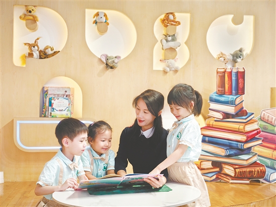 李淑貞在給孩子們講故事。