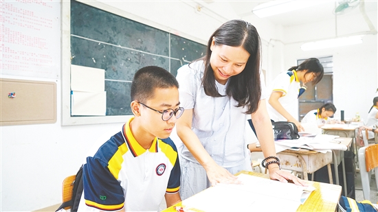 施敏儀與學生談心。