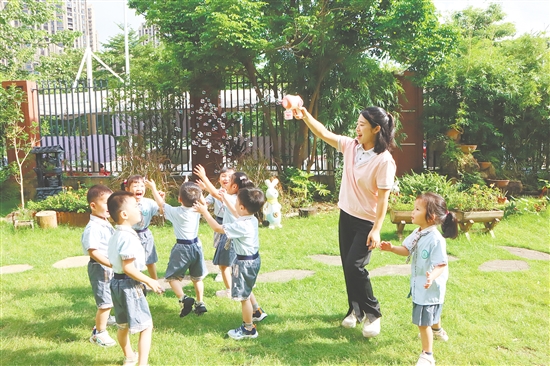 陪孩子做游戲的陳潔瑩。