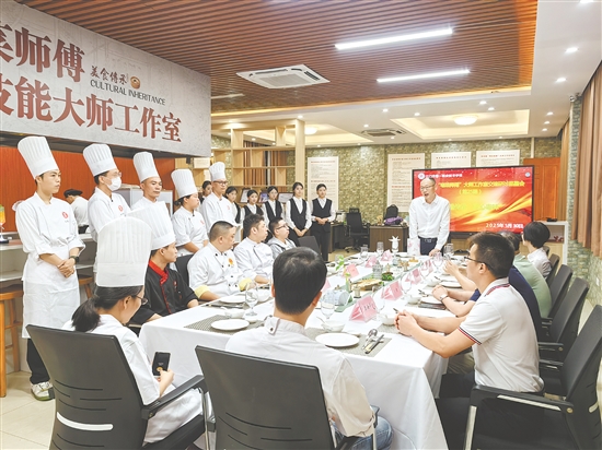 李剛（桌前站立者）和企業(yè)導(dǎo)師交流。