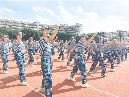 培英高中軍訓(xùn)會操表演上，同學(xué)們精神抖擻。