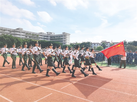 培英高中軍訓(xùn)會操表演上，同學(xué)們精神抖擻。