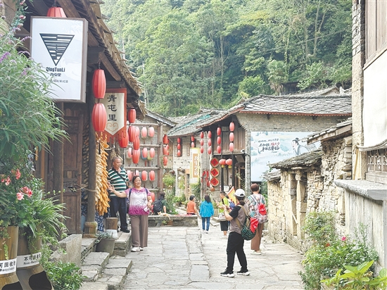 9月9日，“邑起游”云貴秋韻5天游啟程。