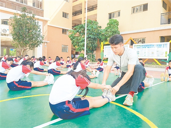 廖甘偉組織學(xué)生進(jìn)行體能訓(xùn)練。