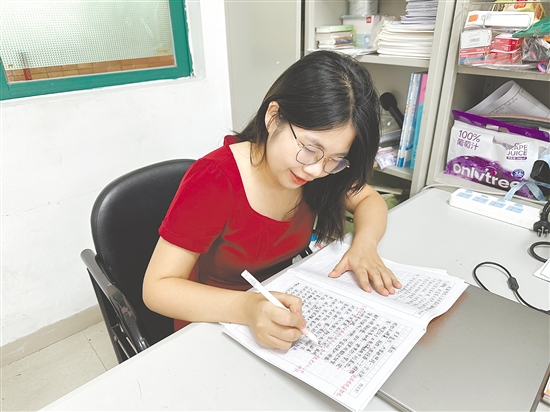 在從教的第三年，李雯婷已能“獨(dú)當(dāng)一面”。