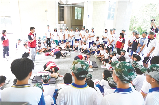 培訓(xùn)采用“理論講解+實操演練”相結(jié)合的方式，面向高一新生開展心肺復(fù)蘇操作技能考證培訓(xùn)。