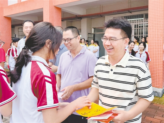 恩平市恩城中學(xué)的學(xué)生向老師送上教師節(jié)禮物。