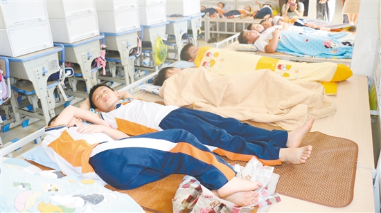 “平躺睡”有效改善學(xué)生們午睡質(zhì)量。