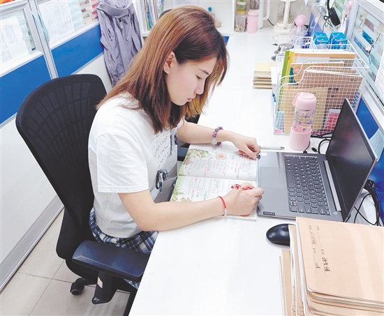 老師抓住在學(xué)校的碎片時間備課。