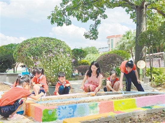 在老師和同學(xué)們的描繪下，中醫(yī)藥圃變得色彩繽紛。