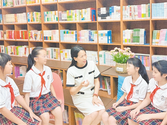 戚秀梅通過(guò)語(yǔ)言訓(xùn)練幫助學(xué)生。