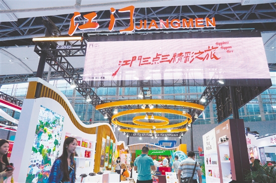 踏入江門展館，濃郁的僑鄉(xiāng)文化氣息撲面而來(lái)。