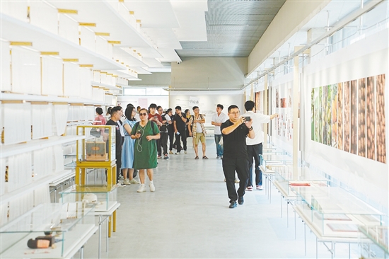 旅游行業(yè)代表們實地考察東甲原枝陳皮文化館。