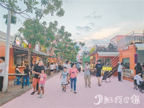 南職大學路限時步行街啟用后，吸引周邊群眾、師生及游客前來打卡。