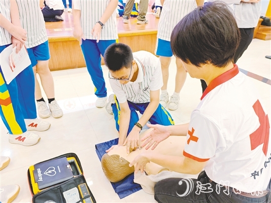 學生在講師的指導(dǎo)下反復(fù)練習，熟練掌握急救動作要領(lǐng)。