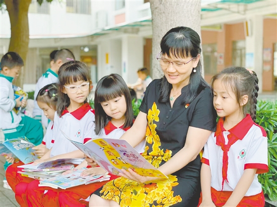 胡務(wù)娟認(rèn)為學(xué)生才是課堂的主人，教師應(yīng)做到心中有學(xué)生。