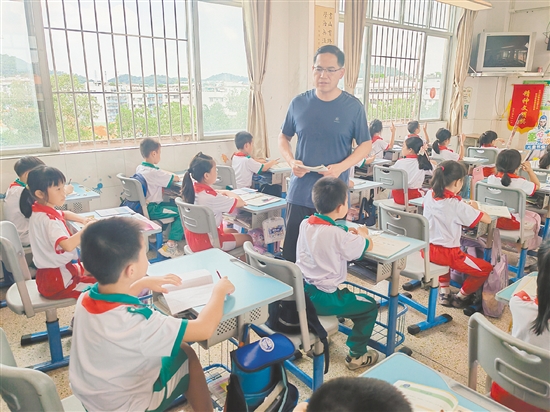 馮健成認(rèn)為，教書(shū)育人從來(lái)不是一份簡(jiǎn)單的工作。