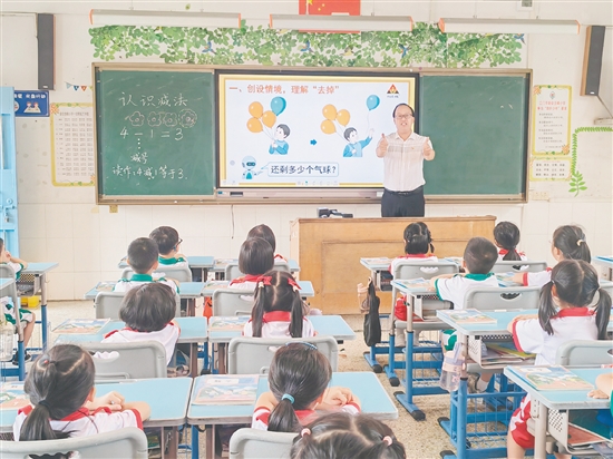 課堂上，譚孔超會(huì)想方設(shè)法調(diào)動(dòng)孩子的學(xué)習(xí)熱情。