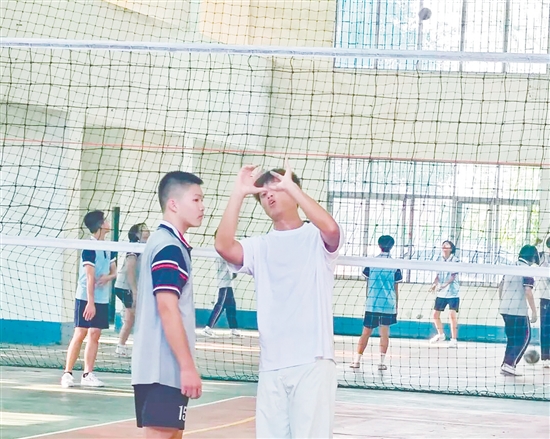 “冠軍校友”回到母校，為學(xué)校排球隊的隊員進(jìn)行指導(dǎo)。