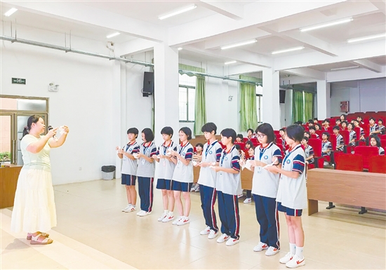 任遠(yuǎn)中學(xué)面向七年級女生開設(shè)衛(wèi)生與健康教育課。