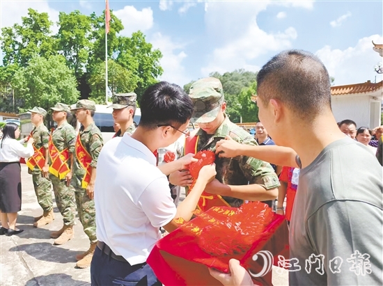 新兵歡送會現(xiàn)場。