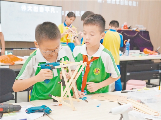 鶴山市積極舉辦各類青少年科技賽事，通過以賽促學(xué)、以賽促創(chuàng)的方式，為青少年搭建展示創(chuàng)意和動(dòng)手能力的平臺(tái)。