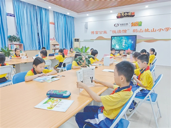 學(xué)生們在良好的環(huán)境中閱讀喜愛的書籍。