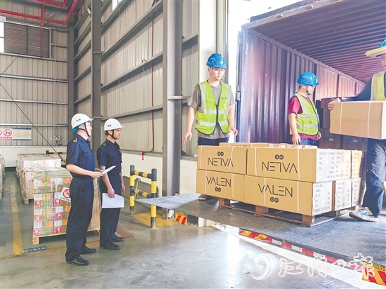 江門海關關員對出口拼箱貨物進行監(jiān)管。江關宣供圖