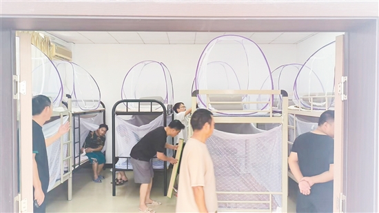 白沙街道應(yīng)急庇護(hù)中心內(nèi)，防蚊物資、醫(yī)療用品、食品等一應(yīng)俱全。