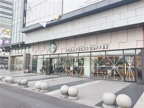 我市商戶、市民用各種小技巧加固玻璃幕墻。圖為開平東匯城部分商戶貼“米”字膠帶防風(fēng)。