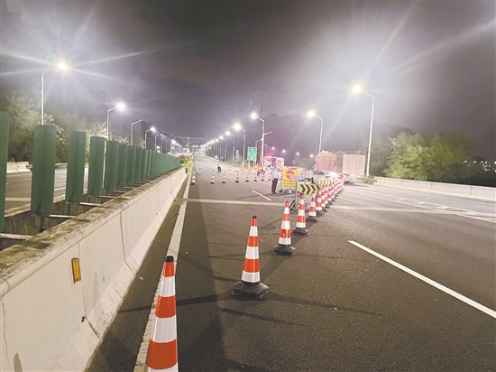 9月23日22時(shí)起，我市對(duì)外海大橋、潮連大橋、江順大橋?qū)嵤┙煌ü苤?。圖為江順大橋封橋現(xiàn)場。