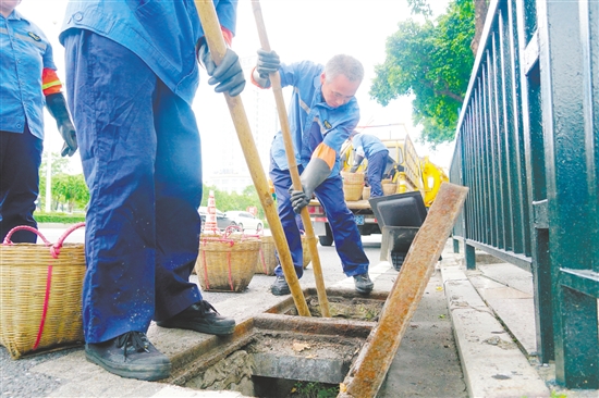 城管部門組織人員對(duì)轄區(qū)主干道的雨水口、雨水檢查井進(jìn)行重點(diǎn)清淤。