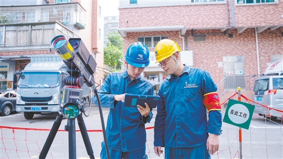 根據(jù)無人機實時傳回的畫面，運維人員調整激光炮參數(shù)。受訪者供圖