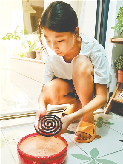 棠下實驗小學學生在家點蚊香。