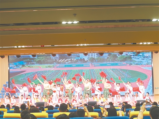 同學們帶來精彩的經(jīng)典誦讀表演。