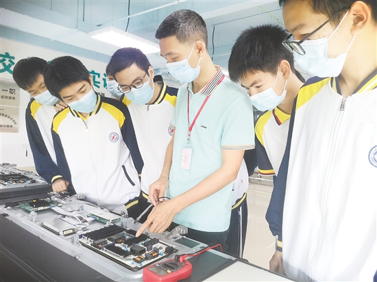 江門一職學(xué)生在企業(yè)實習(xí)。
