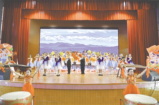 西郊小學(xué)讓美妙的歌聲成為校園文化不可或缺的部分。