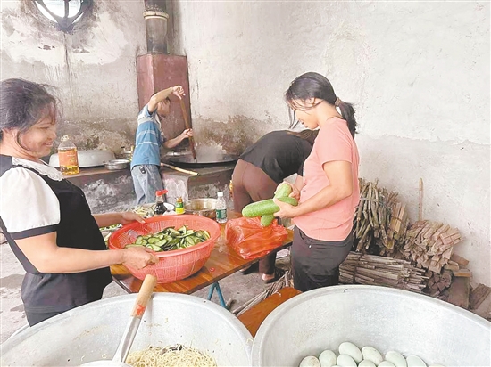 臺山市沖蔞鎮(zhèn)西坑村臨時安置點里，村干部帶著黨員志愿者在廚房里忙前忙后，村民也自發(fā)幫忙做飯，讓群眾不在家也能吃上暖心熱飯。沖蔞鎮(zhèn)供圖
