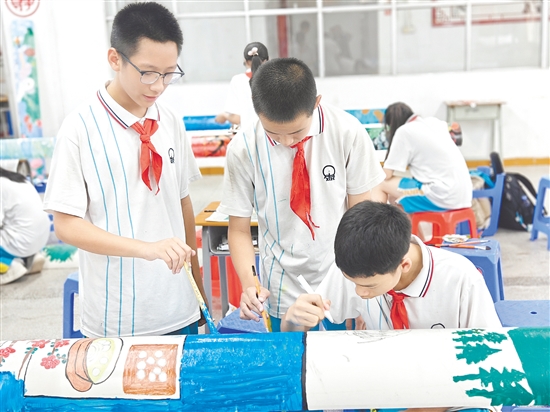 同學(xué)們?cè)谶M(jìn)行“二十四節(jié)氣”主題塑料管作品創(chuàng)作。