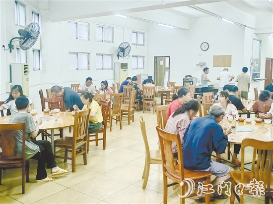 轉(zhuǎn)移安置的建筑工人在白沙街道應(yīng)急庇護中心有序就餐。