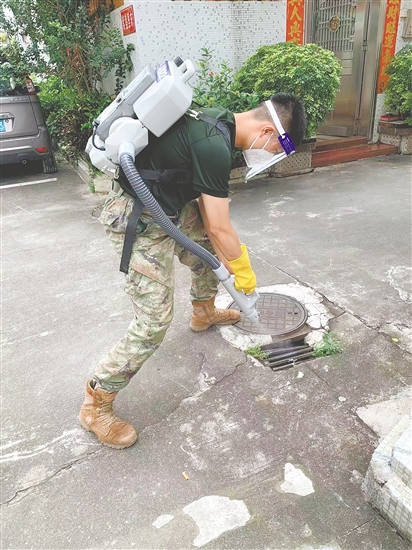 夏北浩民兵排民兵對農(nóng)村蚊蟲滋生隱患處進行仔細消殺。