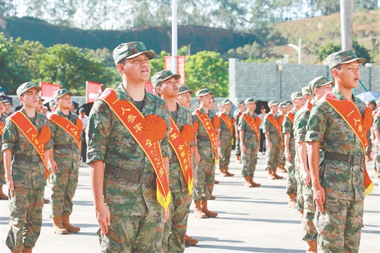 入伍新兵精神抖擻，躊躇滿志。