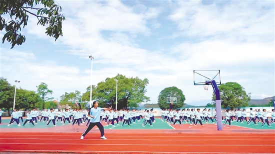 牛江鎮(zhèn)中心小學(xué)學(xué)生練習(xí)軍體拳。